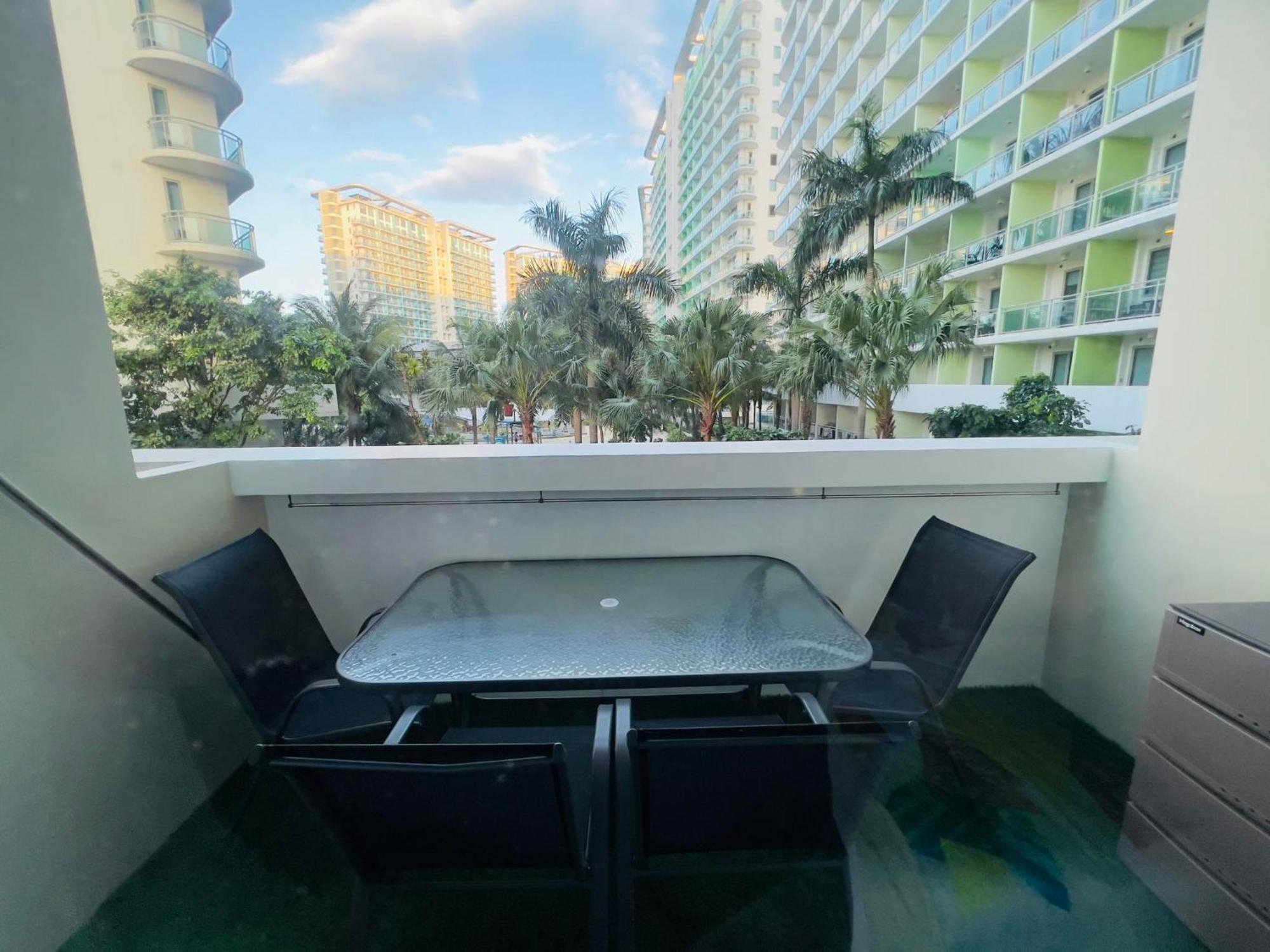 Beach Front Living In The Heart Of The City, Azure Residences Манила Номер фото