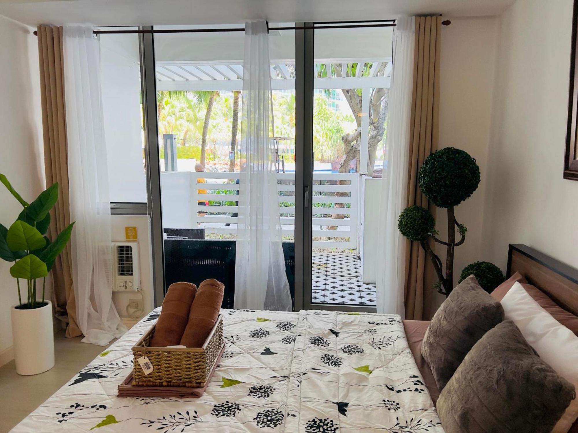 Beach Front Living In The Heart Of The City, Azure Residences Манила Номер фото