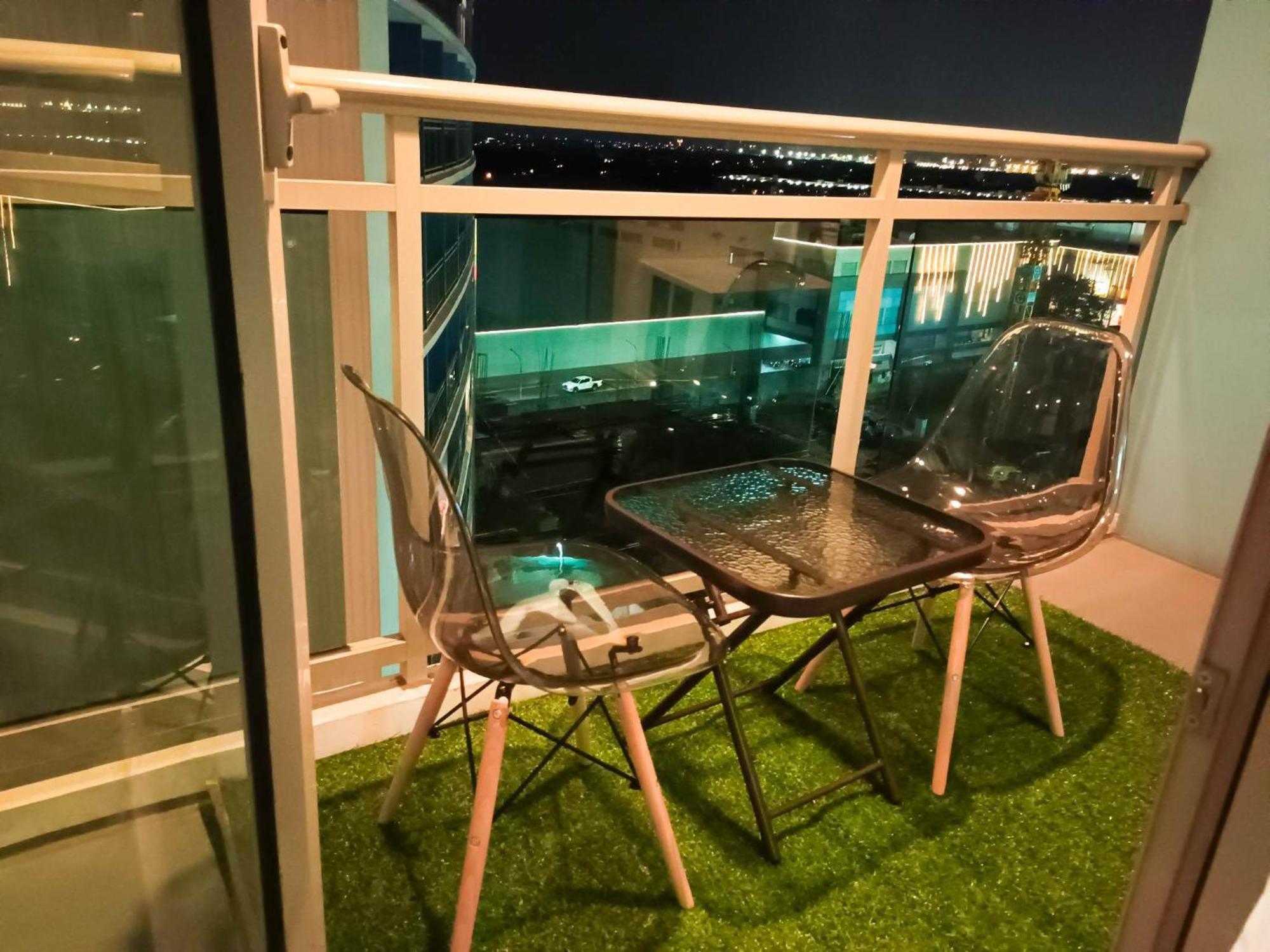 Beach Front Living In The Heart Of The City, Azure Residences Манила Экстерьер фото