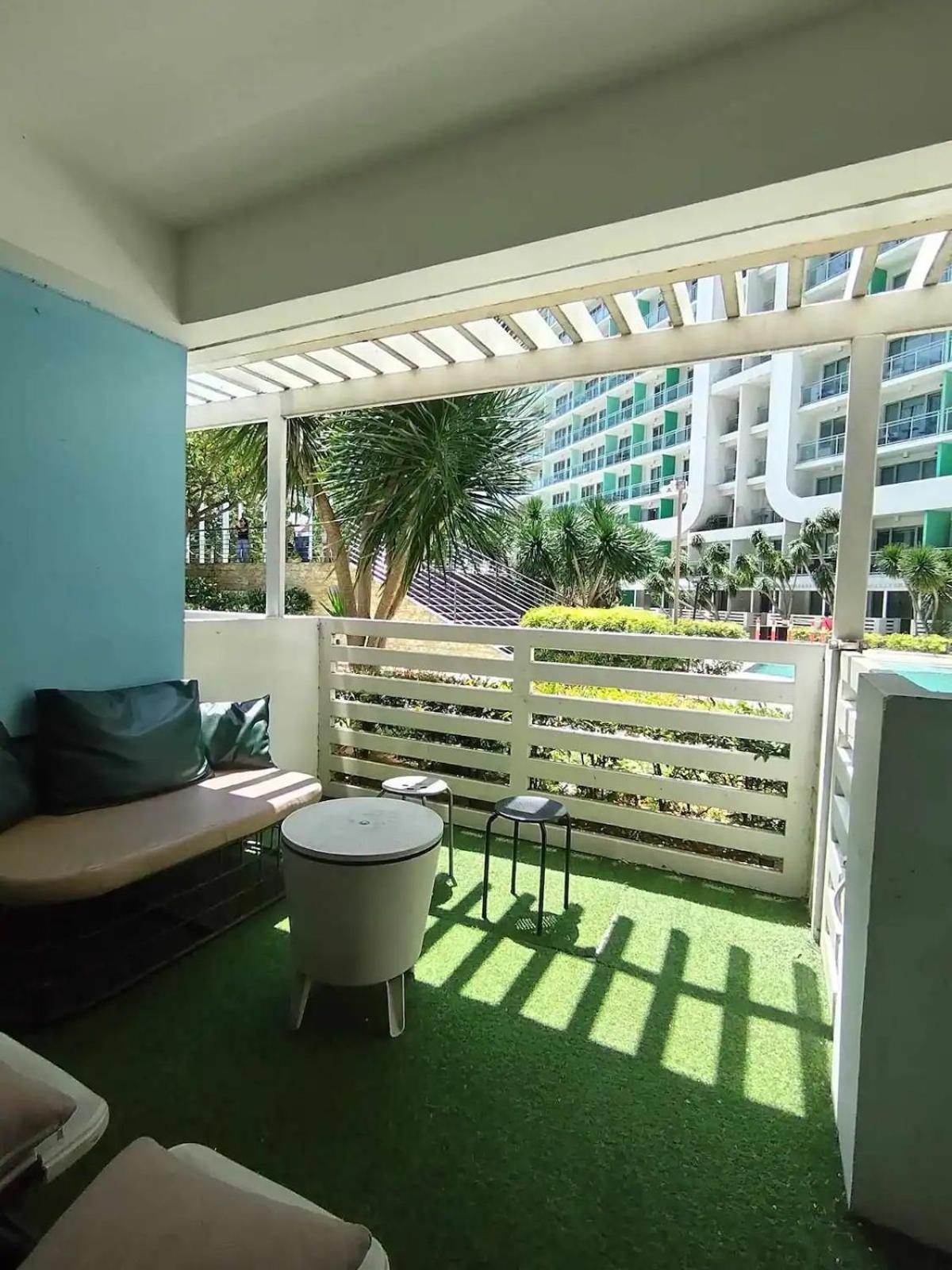 Beach Front Living In The Heart Of The City, Azure Residences Манила Экстерьер фото